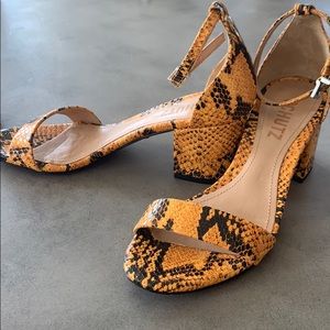 Schutz neon print sandals 🧡